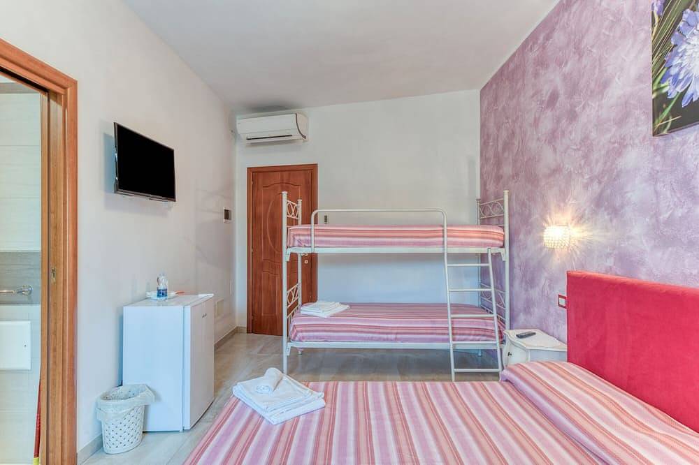 Bed and Breakfast 'Tallyho Garofano' with Shared Terrace, Wi-Fi and Air Conditioning in Salve, Gulf of Taranto