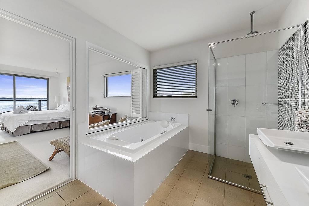 Bayview - Halbmond mit 8 Seeleuten in Robe, South Australia