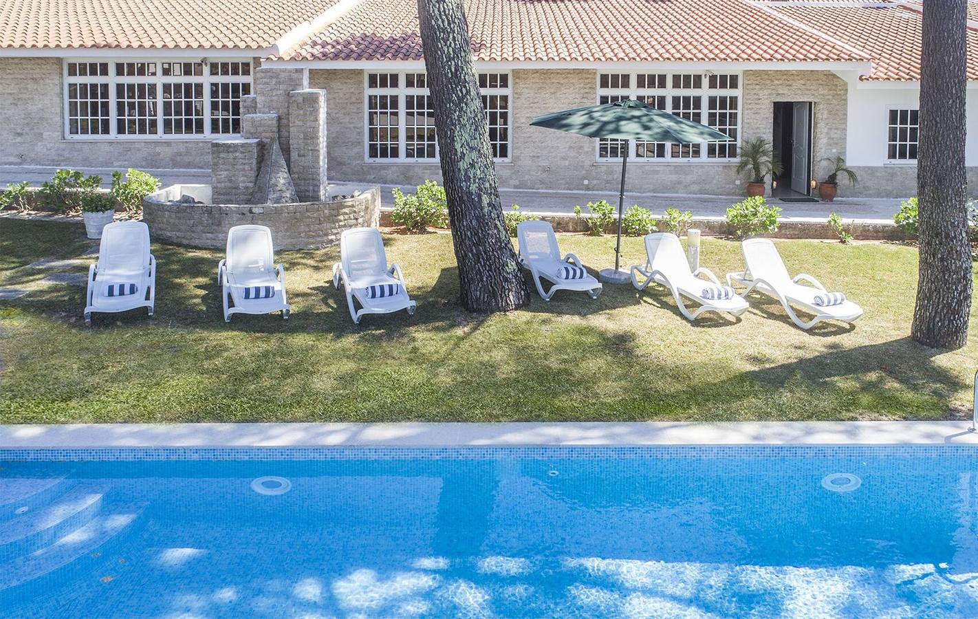 Grande Lisbon Coast Villa | 3 Bedrooms | Villa Maia | Private Pool & Large Garden Space | Aroeira in Aroeira, Corroios