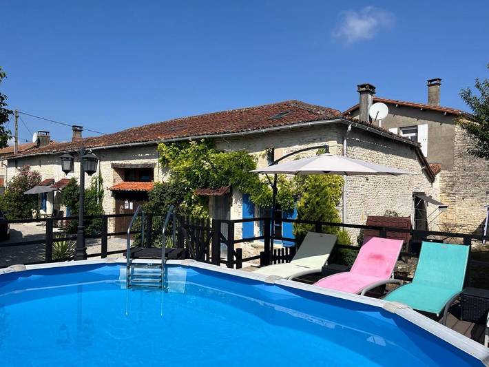 Location de vacances pour 6 personnes, avec Terrasse ainsi que Jardin et Piscine à Loubillé
