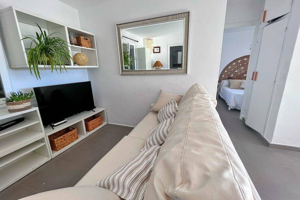 Ideal family home, 100 m walk from the beach, all shops and activities. in Punta Prima, Sant Lluís