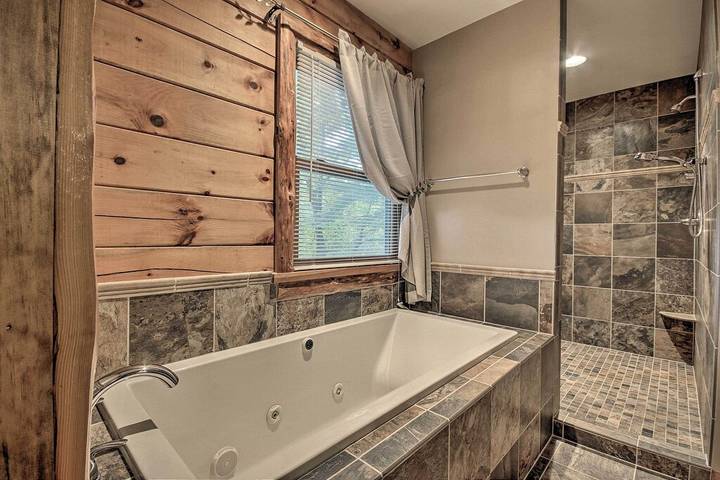 Cabin for 10 people, with terrace and hot tub, with pets in Raystown Lake