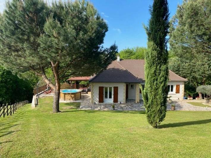Location de vacances pour 8 personnes, avec jardin ainsi que vue et piscine à Sainte-Fortunade