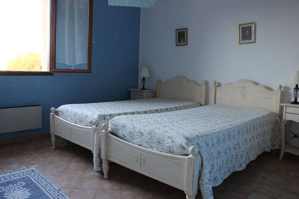 Villa en la ladera, tranquila con piscina a 3 km del campo de golf de saumane in L'Isle-sur-la-Sorgue, Vaucluse