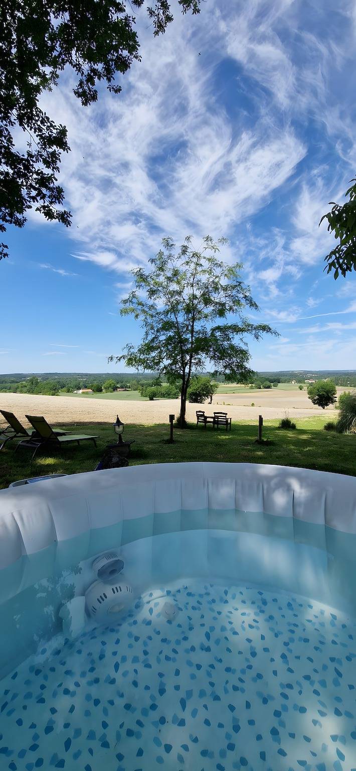 Casa Van Gogh con jacuzzi, dos terrazas y vistas abiertas en Lot-et-Garonne in Douzains, Región de Villeneuve-sur-Lot