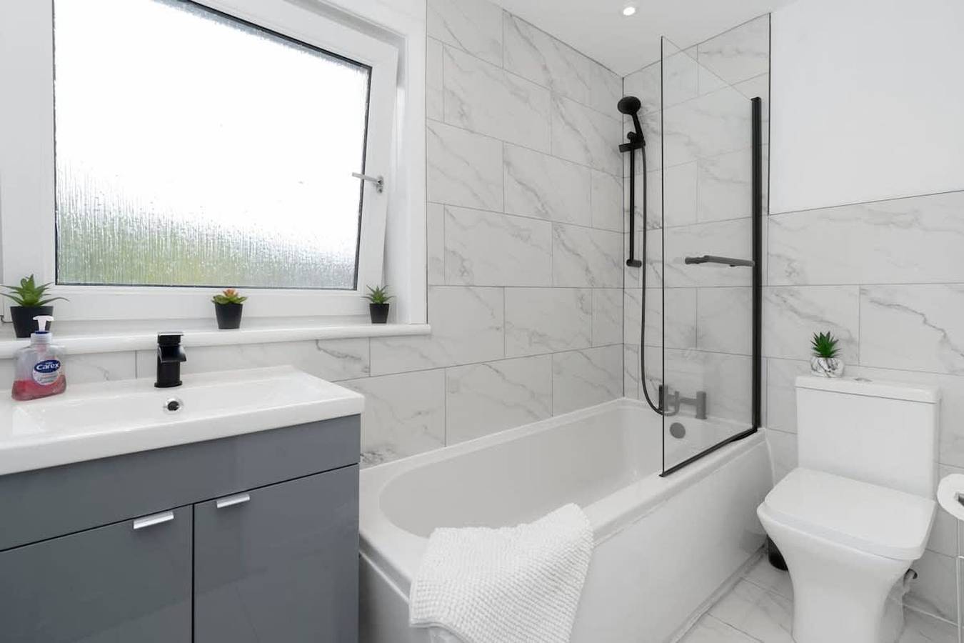 Contractor   Family Friendly House - Sleeps 8 - Free Parking and Fast Wi-Fi in Livingston, West Lothian
