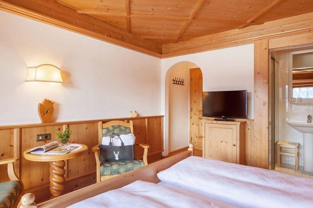 Doppelzimmer I mit Südbalkon inklusive Frühstück - Hotel Garni Lärchenhof Natur in Mösern, Telfs