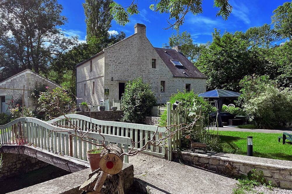 2 gîtes proches d'une rivière avec Spa et terrain de pétanque en pleine nature in Nonant, Région de Bayeux