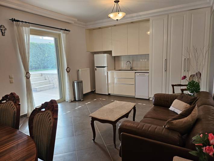 Apartamento vacacional entero, Apartamento de invitados dentro de una villa en Lagonissi in Kalyvia Thorikou, Región Costa Este de Ática