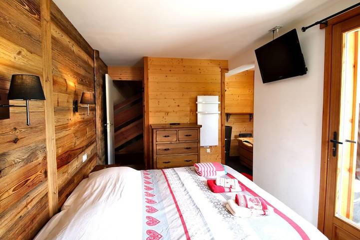 Chalet à Vars – Jacuzzi, sauna, hammam, vue sur montagnes et pistes de ski in Vars (station de ski), Vars