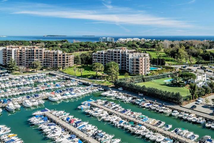 Appart’hôtel pour 2 personnes, avec terrasse ainsi que jardin et piscine, animaux acceptés