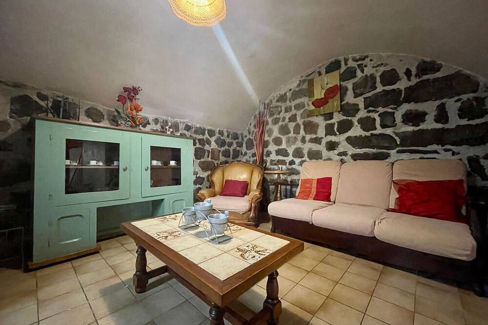 Gîte confortable en hameau calme près du Puy en Velay – 2 chambres, équipement bébé, terrain fermé in Lantriac, Mézenc