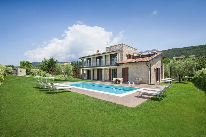 Maison de vacances pour 6 personnes, avec Balcon et Jacuzzi ainsi que Jardin et Bassin pour enfant à Torri del Benaco