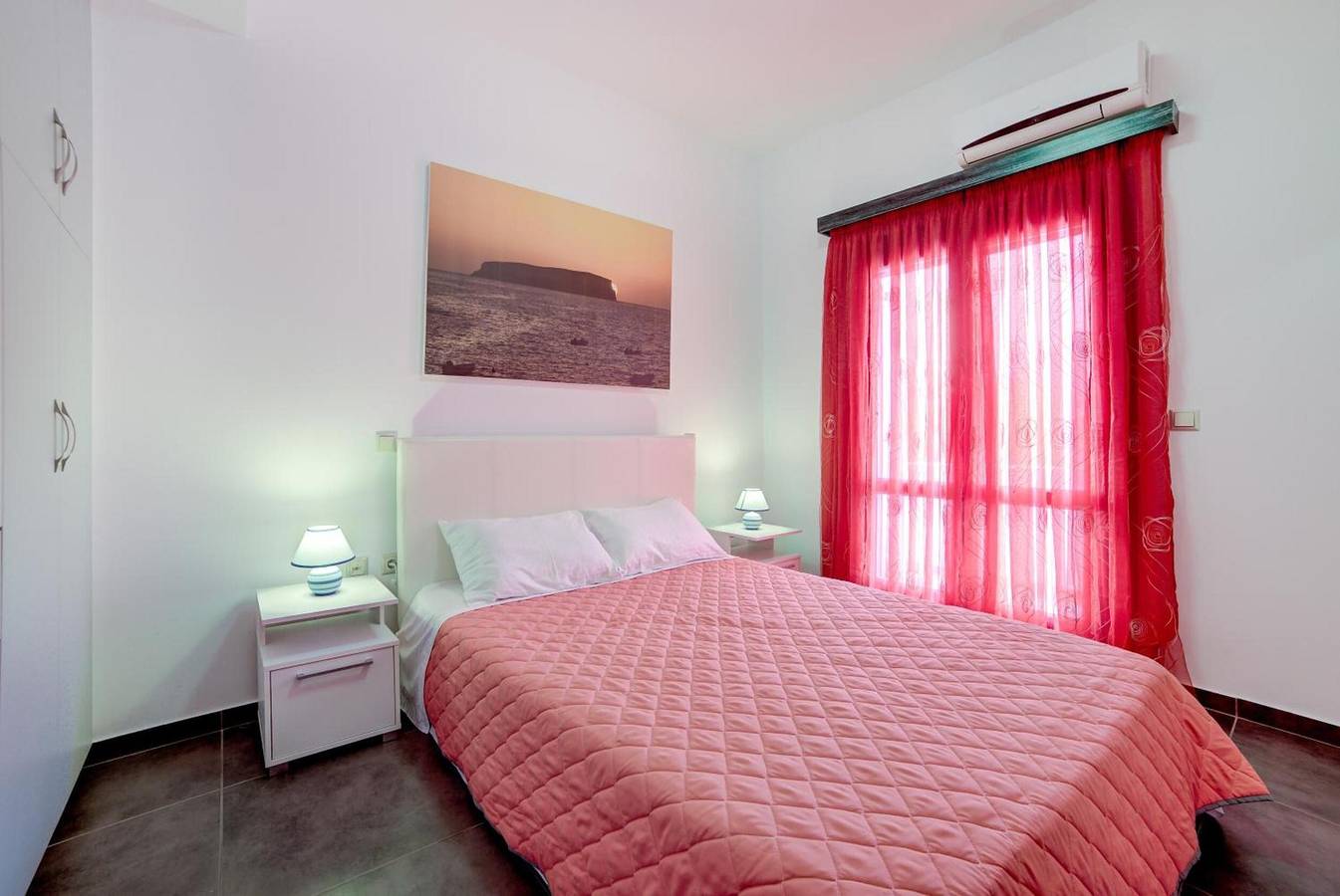 Entire apartment, Apartment '3  44' with Mountain View, Wi-Fi and Air Conditioning in Perissa, Santorini