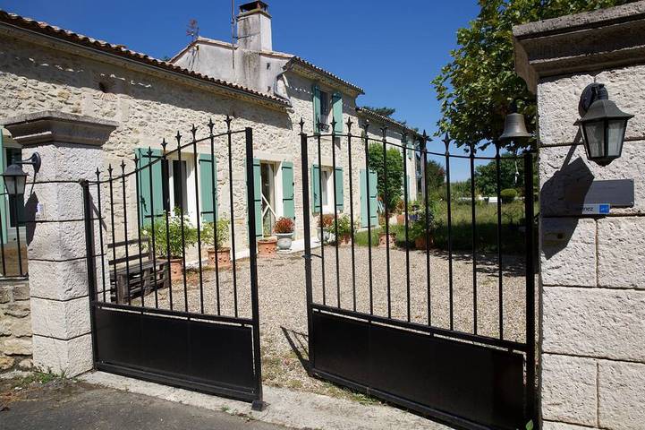 Belle maison en pierre avec piscine, dans un cadre de nature protégée. in Puybarban, Région de Langon