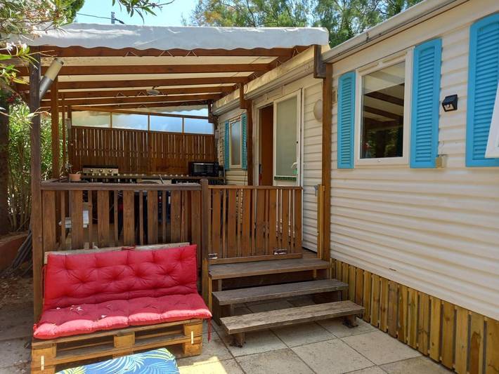 Location de vacances pour 6 personnes, avec terrasse ainsi que piscine et bassin pour enfant dans la Tamarissière