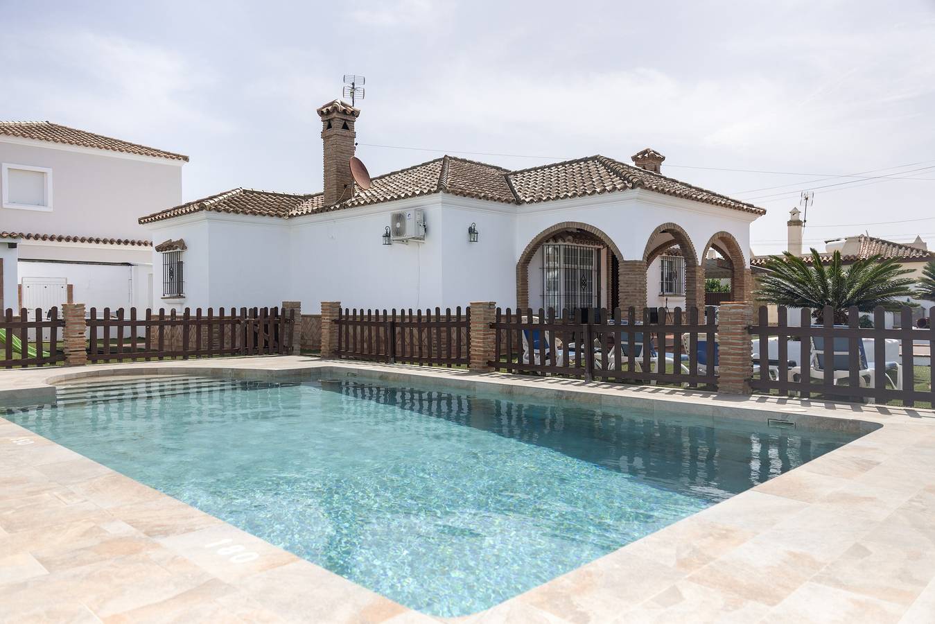 Casa famiglia "La Lobita 1" a breve distanza dalla spiaggia con piscina, terrazza e Wi-Fi in Conil de la Frontera, Costa de la Luz