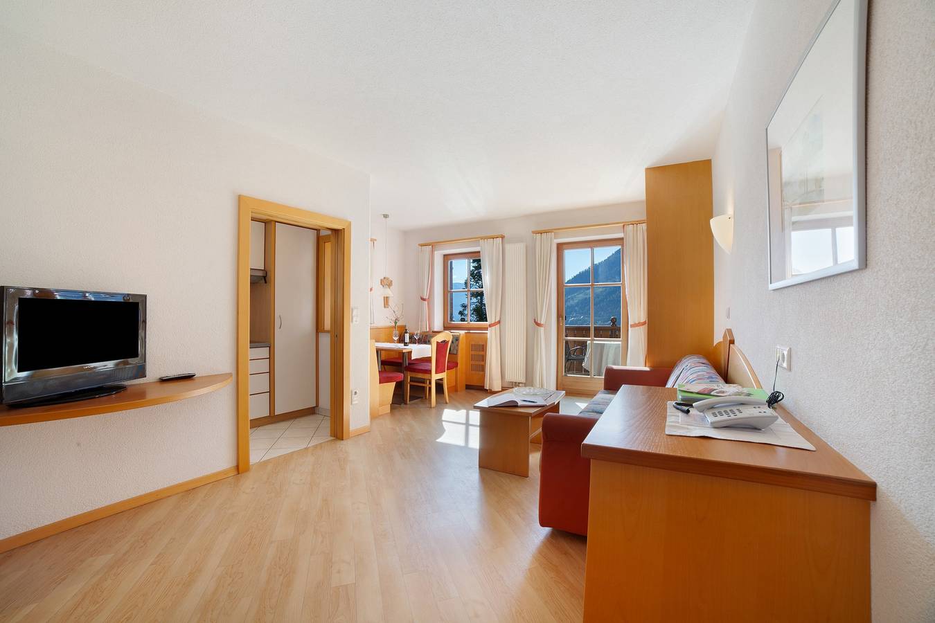 Entire apartment, Wiedmairhof Apartment 'Grafensteiner' with South/east facing balcony, Shared Terrace, Garden & Wi-Fi in Oberplars, Algund