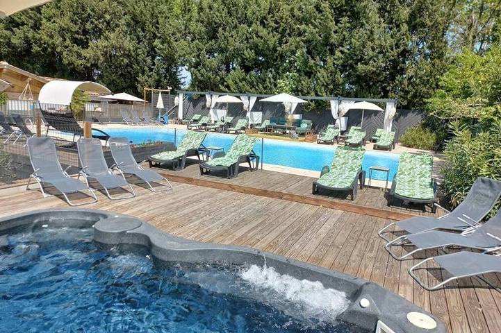 Zecamping 4 étoiles piscine chiens acceptés jacuzzi chalet Tv clim 18m2 in Noves, Arles region