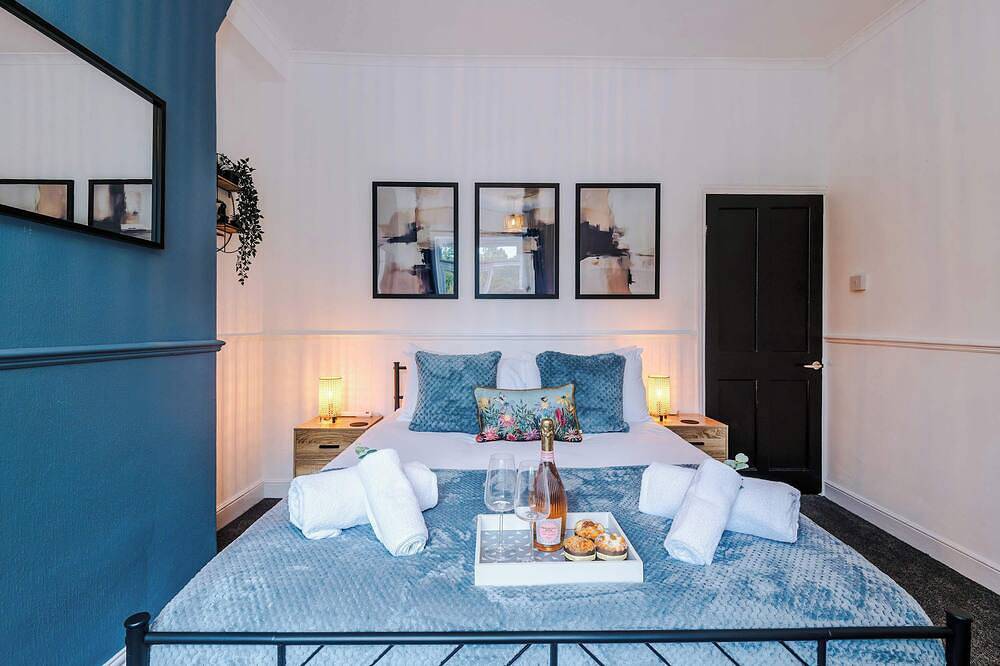 Lovely 2 Bed Home, Perfect for Business, Sleeps 6! in Stoke-on-Trent, Midlands