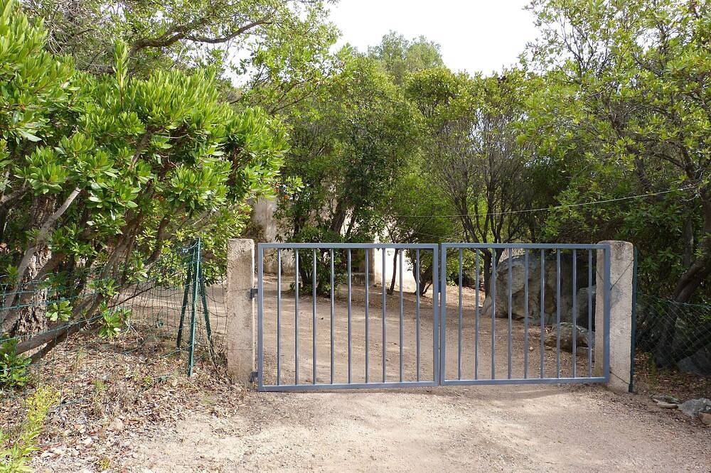 Detached house with 2 bedrooms, beautiful sea view and closed garden. in Fautea, Zonza