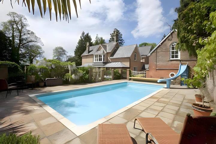 Location de vacances pour 12 personnes, avec Terrasse ainsi que Jardin et Piscine dans Wimborne Minster