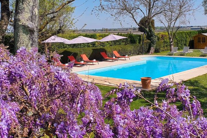 Location de vacances pour 17 personnes, avec Balcon ainsi que Jardin et Piscine à Épargnes