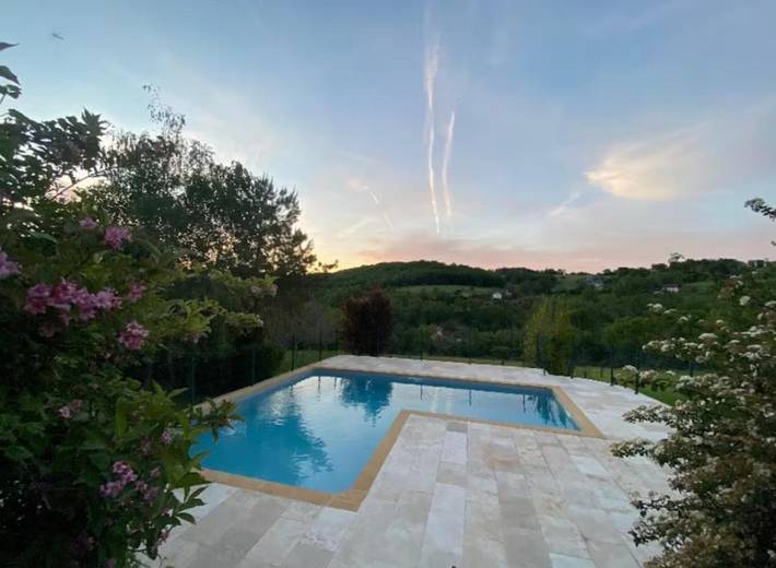 Location de vacances pour 4 personnes, avec piscine ainsi que vue et balcon à La Bachellerie