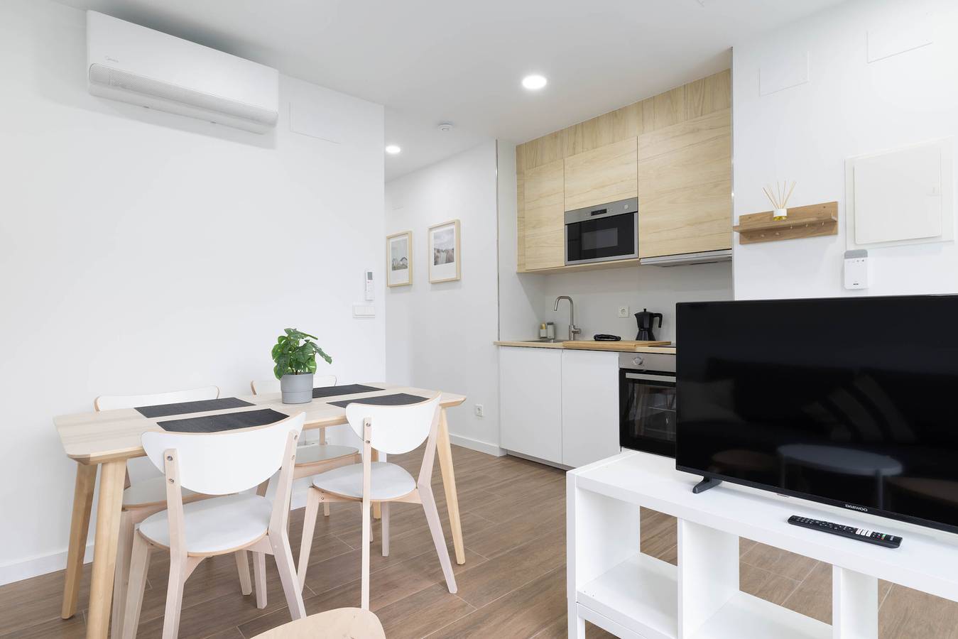 Apartamento entero, Apartamento 'Ría De San Cosme Laxeira' con vistas a la montaña, jardín y aire acondicionado in Outes, Rias Baixas