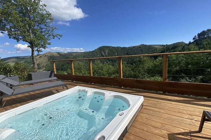 Location de vacances pour 11 personnes, avec Jacuzzi ainsi que Terrasse et Jardin à Fraissinet-de-Lozère