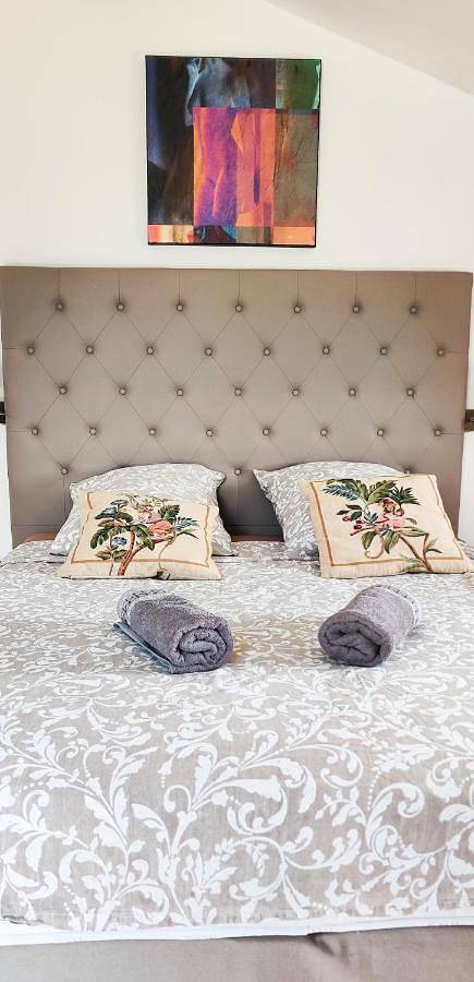 Gîte pour 2 personnes, avec vue et terrasse ainsi que piscine et jardin à Rochefort-du-Gard - 2