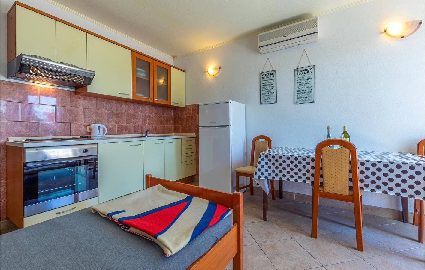 Ganze Ferienwohnung, Ferienwohnung für 4 Personen mit Terrasse in Dugi Rat, Split-Dalmatien