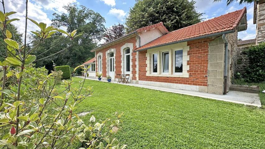 Gîte pour 2 personnes, avec Terrasse ainsi que Jardin et Piscine
