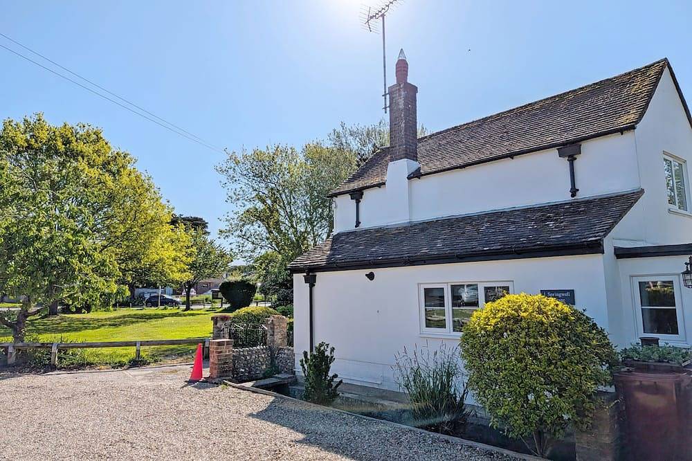 Springwell , West Wittering -  a cottage that sleeps 4 guests  in 2 bedrooms in West Wittering Beach, West Wittering
