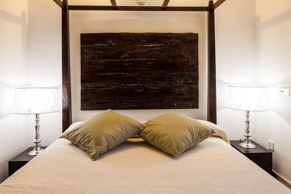 Charming Ibizan Finca With True Character Private Pool Aircon Wifi Bbq & Parking in Sant Antoni de Portmany, West Ibiza