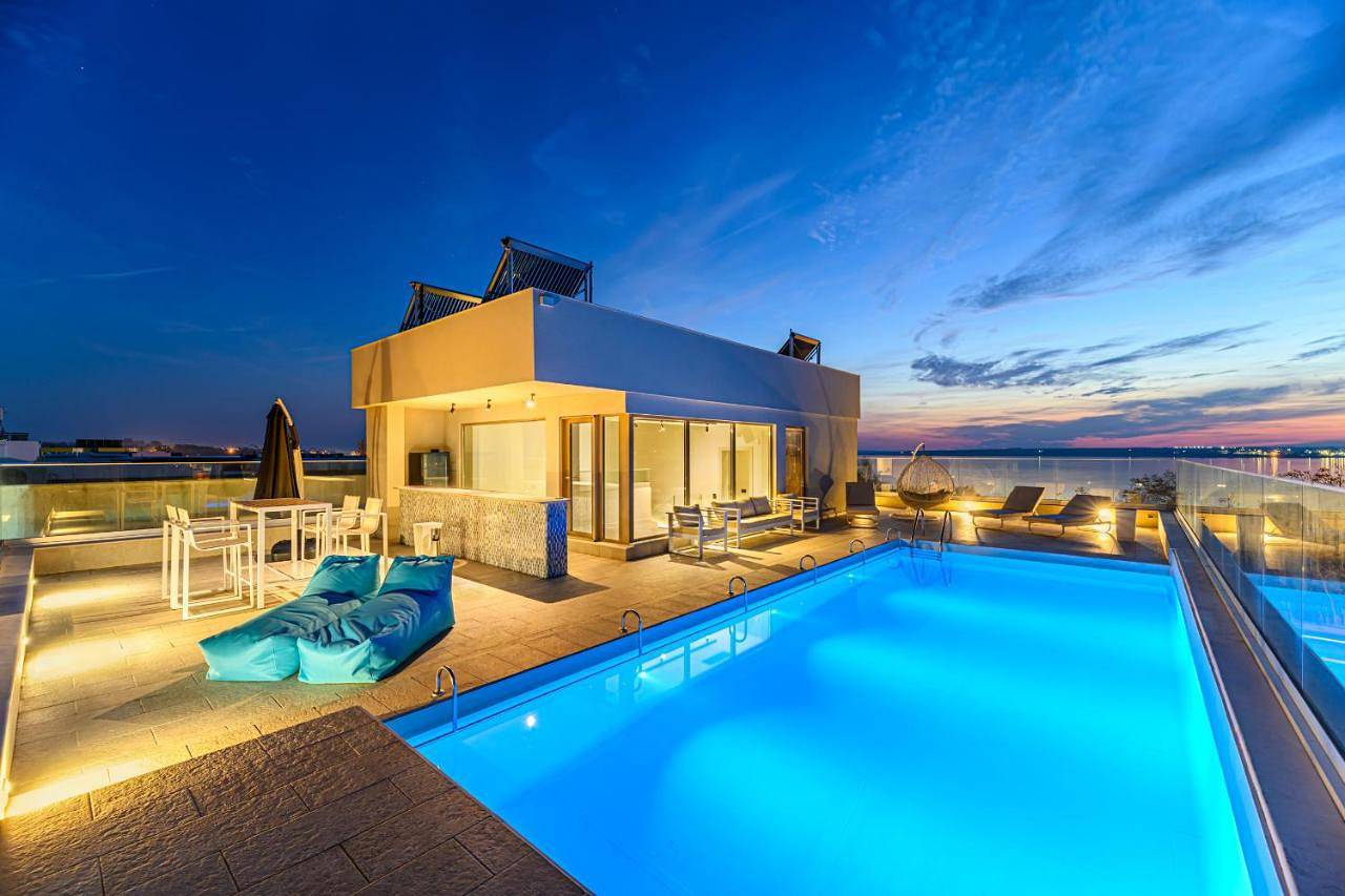 Four-Bedroom Villa with Rooftop Pool in Eforie, Constanța