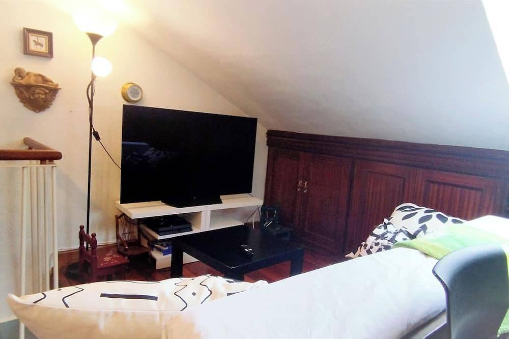 Entire apartment, 2 Floor with pool, Video Games and 3 toilets, 3 mins to Beach in Castro-Urdiales in Castro-Urdiales, Cantabrian Coast
