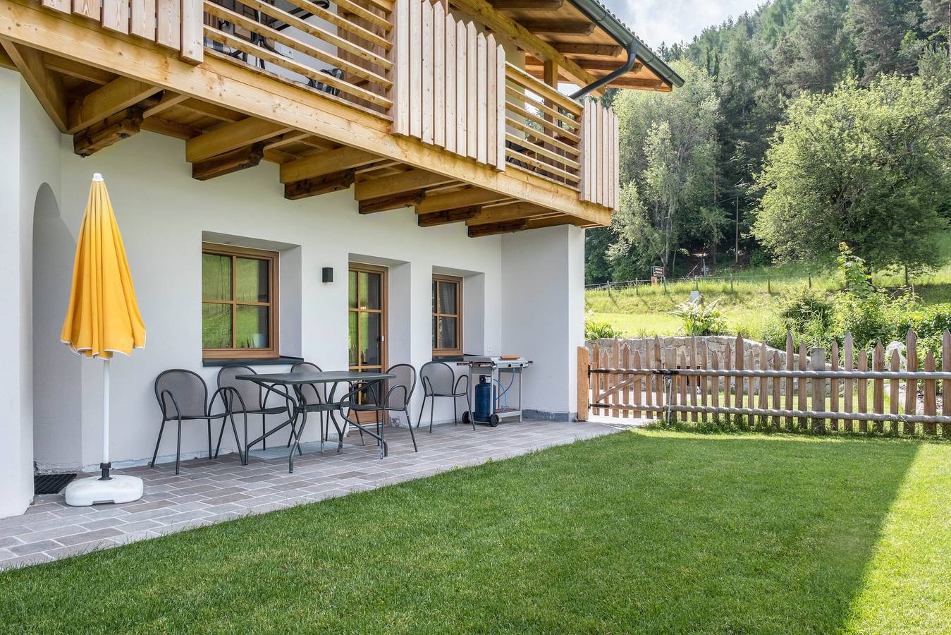 Ganze Wohnung, Ferienwohnung "Schlosshof Rotkäppchen" mit Bergblick, Privatem Garten und Wlan in Prösels, Völs am Schlern