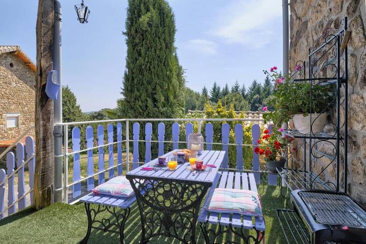 Location de vacances pour 2 personnes, avec vue et balcon à Véranne - 2
