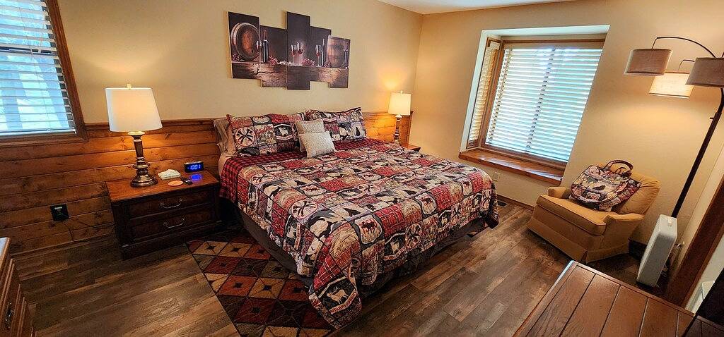 Viel Spaß in der Naughty Pines Lodge! 2 Masters, Loft & großes Deck! in Munds Park, Oak Creek Canyon