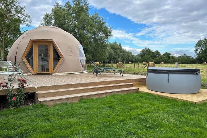 Gîte pour 2 personnes, avec terrasse ainsi que jacuzzi et jardin