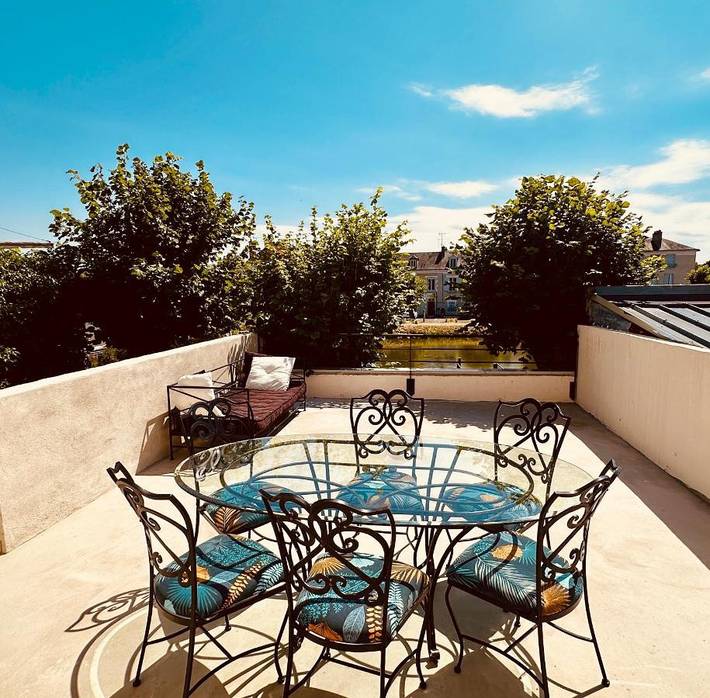 Location de vacances pour 6 personnes, avec Balcon ainsi que Terrasse et Vue dans Grand Rue de Mennetou-sur-Cher