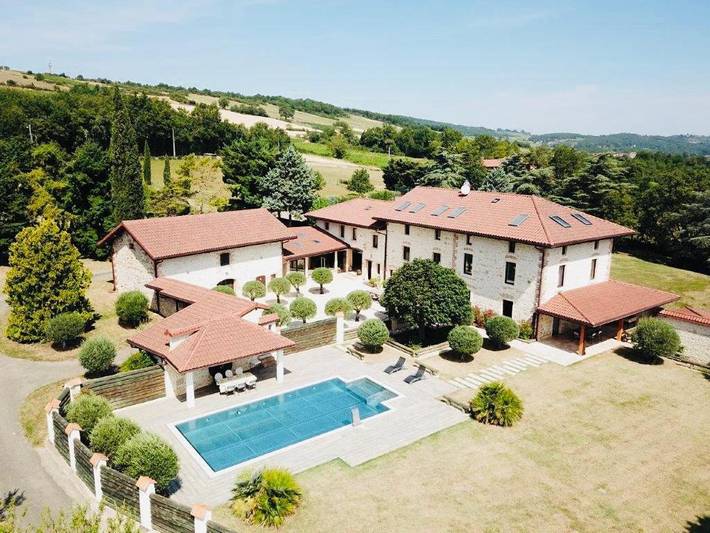 Maison d’hôte pour 20 personnes, avec Terrasse ainsi que Jardin et Piscine dans Beaujolais