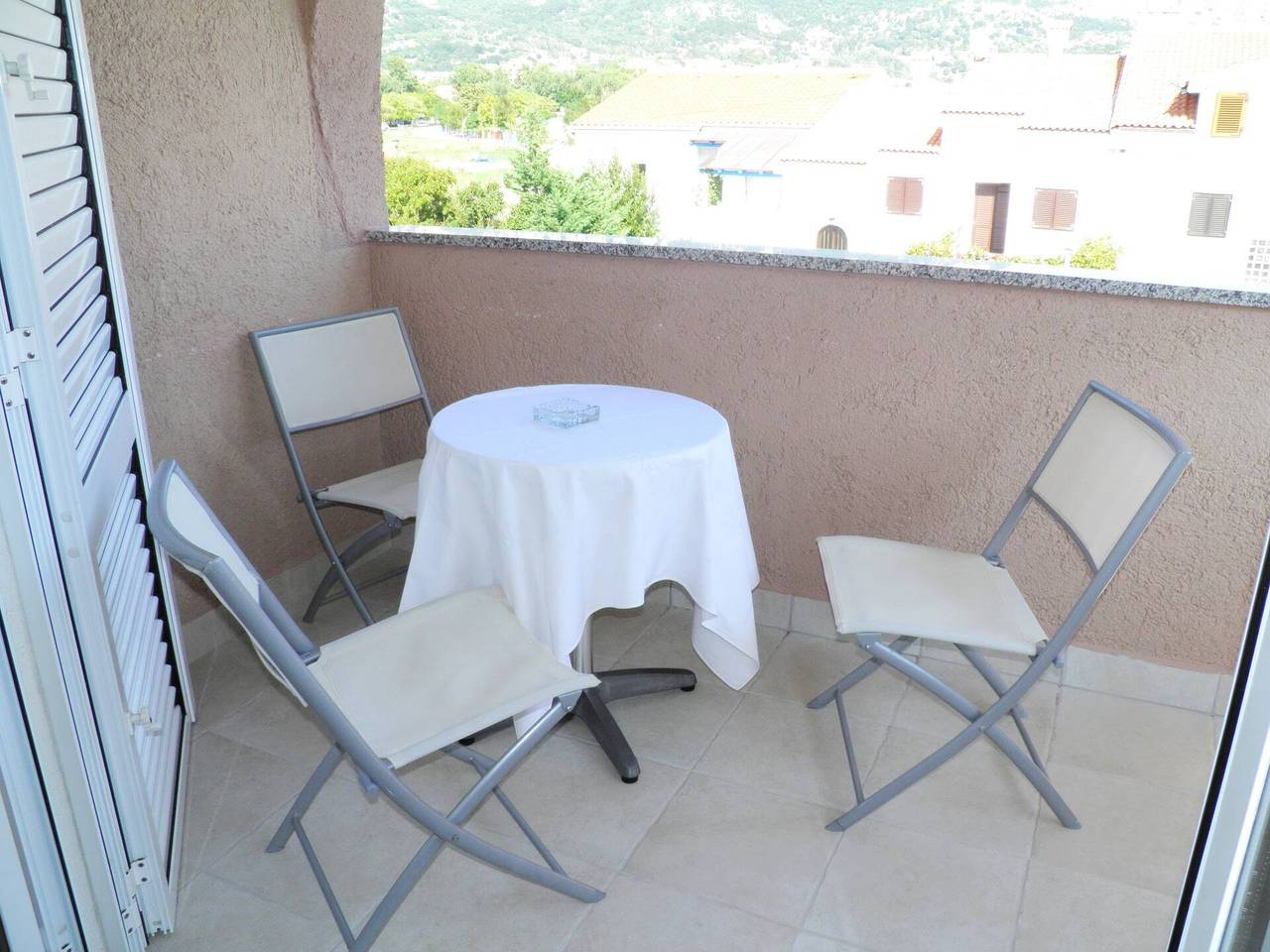 Ganze Wohnung, Standard Apartment Klaric Prvic - 200 m vom Strand entfernt, mit Balkon in Zarok, Baska