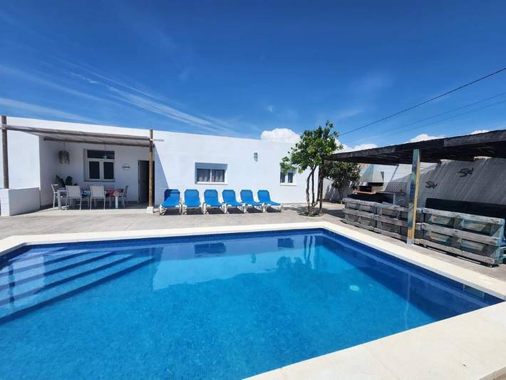 Chalet para 18 personas, con terraza además de piscina y vistas - 1
