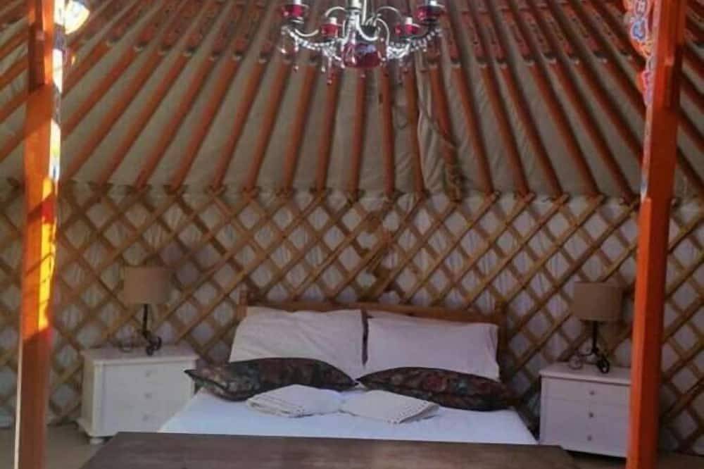 Unique Mongolian Yurt , romantic, secluded with private pool,  sleeps 5 , wifi, in Sayalonga, Costa del Sol