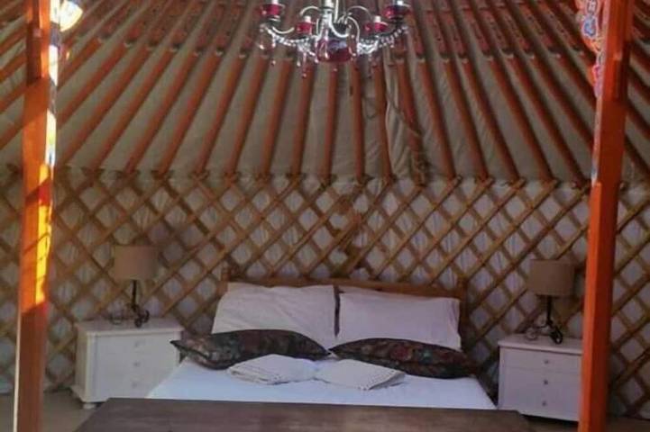 Yourte mongole unique, romantique, isolée avec piscine privée, 5 couchages, wifi, in Sayalonga, Cordillera Penibética