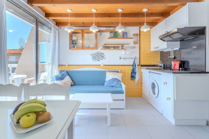 Apartamento entero, Apartamento 'Sunrise Medes' con vistas al mar, piscina compartida y Wi-Fi in Els Griells, Costa Brava