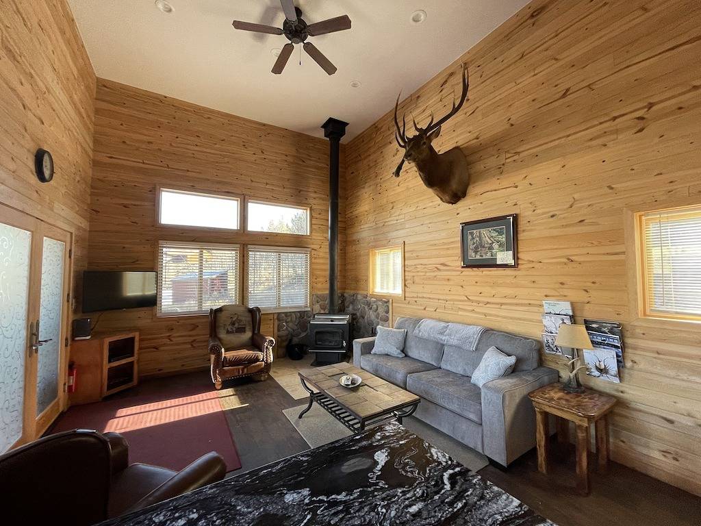 Log Cabin for 6 People in Absaroka Range, Wyoming