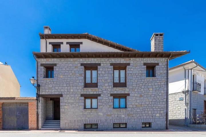 Casa rural para 44 personas, con Balcón y Jacuzzi además de Terraza y Jardín en Provincia de Segovia